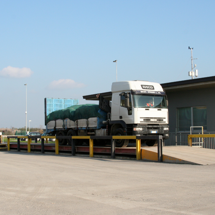 Ecoeternit - camion in ingresso
